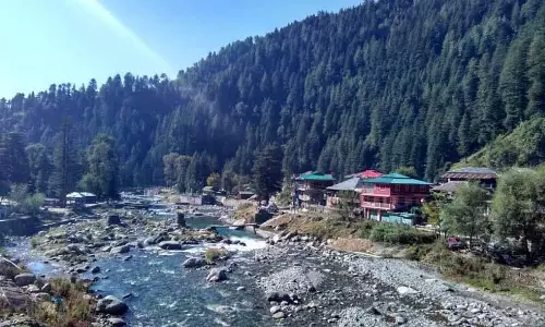 Palampur: स्थानीय लोगों ने डिग्री कॉलेज बंद करने के फैसले का विरोध किया Palampur: स्थानीय लोगों ने डिग्री कॉलेज बंद करने के फैसले का विरोध किया