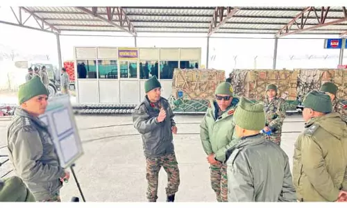 Lt Gen Prateek Sharma ने लेह में रसद तैयारियों की समीक्षा की Lt Gen Prateek Sharma ने लेह में रसद तैयारियों की समीक्षा की