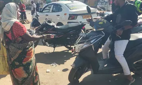 Bagepalli : महिलाओं और बच्चों की भीख मांगने की आदत बढ़ी - लोग परेशान