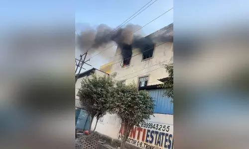 रेडीमेड गारमेंट फैक्ट्री में लगी भीषण आग, मचा हड़कंप रेडीमेड गारमेंट फैक्ट्री में लगी भीषण आग, मचा हड़कंप