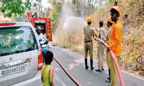 Kerala : आग ट्रांसफार्मर के पास फैल गई, जिससे अफरा-तफरी मच गई Kerala : आग ट्रांसफार्मर के पास फैल गई, जिससे अफरा-तफरी मच गई