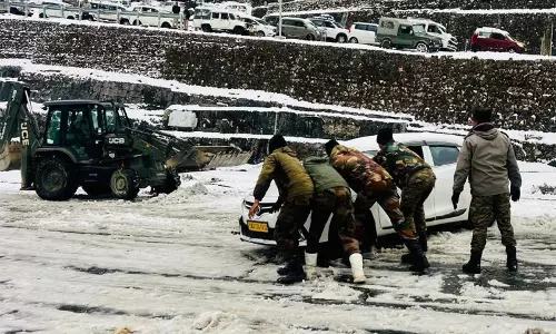 Sikkim के त्सांगू के पास भारी बर्फबारी के कारण 350 पर्यटक वाहन फंसे, बचाव अभियान जारी