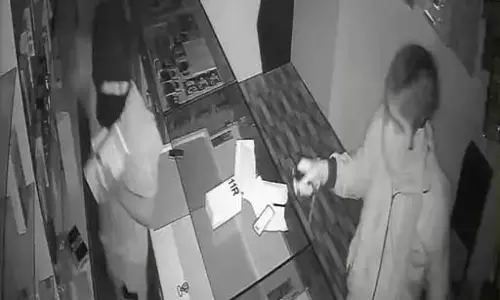 मोबाइल दुकान में चोरी, 4 से 5 की संख्या में थे चोर मोबाइल दुकान में चोरी, 4 से 5 की संख्या में थे चोर
