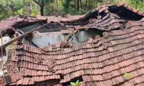 Kerala : गर्मी की बारिश में घर गिर गया