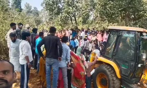 बड़ा हादसा, मिट्टी का टीला ढहने से तीन महिलाओं की मौत बड़ा हादसा, मिट्टी का टीला ढहने से तीन महिलाओं की मौत