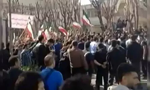 Indian Embassy ने नागरिकों से ईरान से तुरंत निकलने की अपील की Indian Embassy ने नागरिकों से ईरान से तुरंत निकलने की अपील की