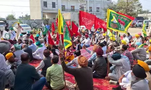 SKM ने भाजपा कार्यालय और आप मंत्रियों के आवासों के बाहर विरोध प्रदर्शन किया SKM ने भाजपा कार्यालय और आप मंत्रियों के आवासों के बाहर विरोध प्रदर्शन किया