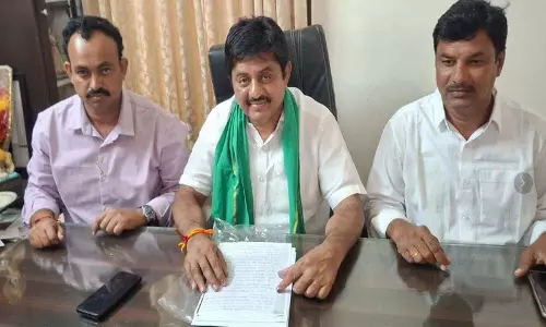 चिंता रेड्डी श्रीनिवास रेड्डी ने Urea की कमी को लेकर कानूनी कार्रवाई की धमकी दी चिंता रेड्डी श्रीनिवास रेड्डी ने Urea की कमी को लेकर कानूनी कार्रवाई की धमकी दी