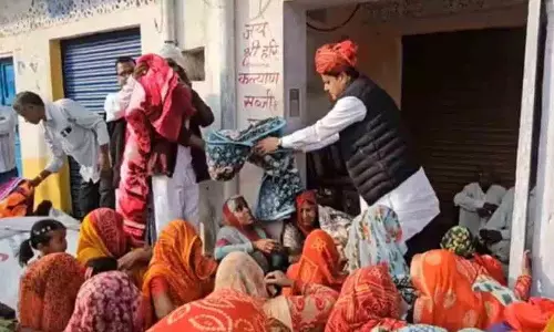 Rajasthan बीजेपी नेता ने मुस्लिम महिलाओं से कंबल छीनने से किया इनकार Rajasthan बीजेपी नेता ने मुस्लिम महिलाओं से कंबल छीनने से किया इनकार