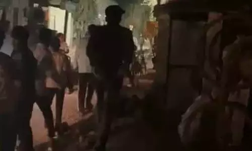Indore : देर रात नशे में धुत युवकों ने एक-दूसरे पर लात-घूंसे बरसाए