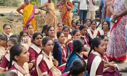 दूषित भोजन परोसे जाने से Students चिंतित दूषित भोजन परोसे जाने से Students चिंतित
