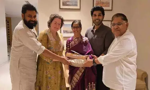 Allu Aravind के परिवार ने पवन कल्याण कपल को इनवाइट किया Allu Aravind के परिवार ने पवन कल्याण कपल को इनवाइट किया