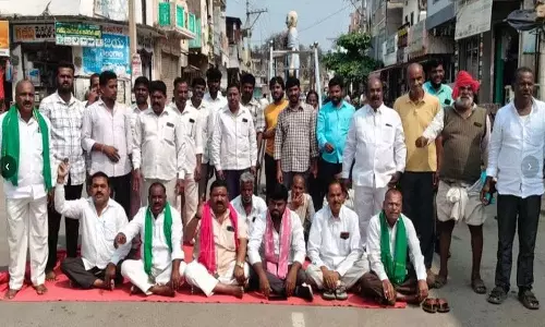 BRS नेताओं और किसानों ने सीधे यूरिया सप्लाई के लिए विरोध प्रदर्शन किया