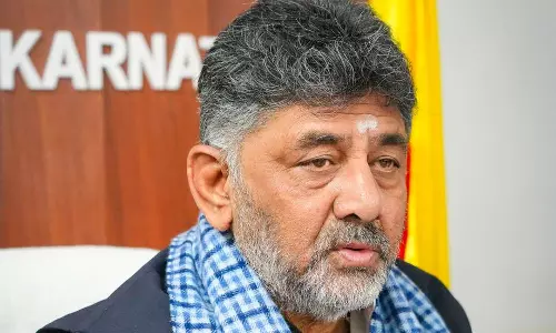 Karnataka स्कूलों में मोबाइल बैन पर मंथन, डिप्टी CM शिवकुमार का बयान Karnataka स्कूलों में मोबाइल बैन पर मंथन, डिप्टी CM शिवकुमार का बयान