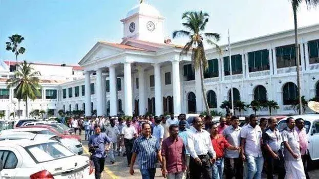 kerala: पूर्व मुख्य सचिव वी पी जॉय बने पे रिवीजन कमीशन के चेयरमैन kerala: पूर्व मुख्य सचिव वी पी जॉय बने पे रिवीजन कमीशन के चेयरमैन
