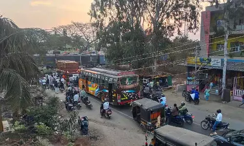 Bangarpet : कामसमुद्र रेलवे फाटक के कारण 50 से ज़्यादा गांववालों को परेशानी हो रही Bangarpet : कामसमुद्र रेलवे फाटक के कारण 50 से ज़्यादा गांववालों को परेशानी हो रही