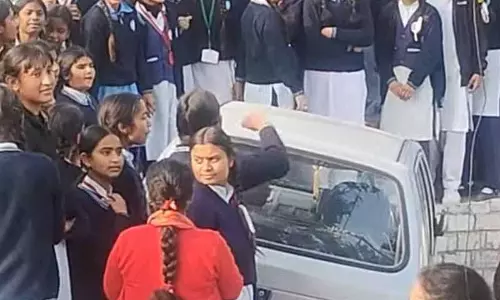 Palampur Girls School को को-एड इंस्टीट्यूशन में मर्ज करने के प्रस्ताव का स्टूडेंट्स ने किया विरोध Palampur Girls School को को-एड इंस्टीट्यूशन में मर्ज करने के प्रस्ताव का स्टूडेंट्स ने किया विरोध