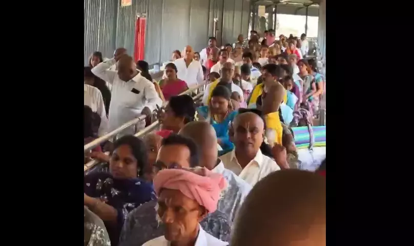 Tirumala में वारंगल के एक भक्त को सांप ने काटा Tirumala में वारंगल के एक भक्त को सांप ने काटा