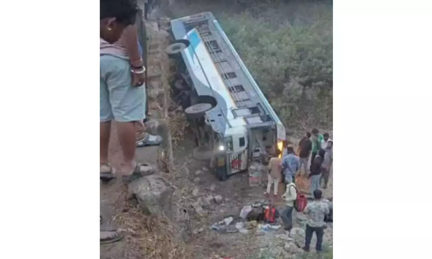आदिलाबाद में RTC बस पुल से गिरी, 5 यात्री घायल आदिलाबाद में RTC बस पुल से गिरी, 5 यात्री घायल