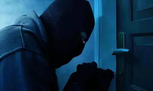 Choutuppal में चोर ने रियल एस्टेट कारोबारी के घर से 22 लाख रुपये चुराए