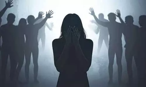 नशीला पदार्थ देकर गैंगरेप: Girl ने अपने दोस्तों के खिलाफ हनी ट्रैप की शिकायत की नशीला पदार्थ देकर गैंगरेप: Girl ने अपने दोस्तों के खिलाफ हनी ट्रैप की शिकायत की