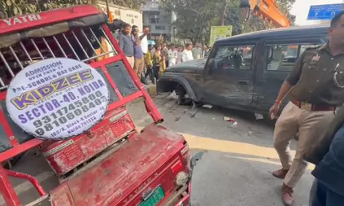 थार गाड़ी से ई-रिक्शा को मारी टक्कर, चार लोग गंभीर रूप से घायल थार गाड़ी से ई-रिक्शा को मारी टक्कर, चार लोग गंभीर रूप से घायल