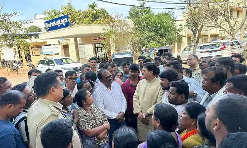 Channagiri : अस्पताल के डॉक्टरों और नर्सों की लापरवाही से महिला की मौत; विरोध प्रदर्शन Channagiri : अस्पताल के डॉक्टरों और नर्सों की लापरवाही से महिला की मौत; विरोध प्रदर्शन