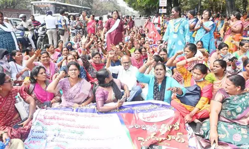 Telangana में आशा वर्कर्स ने 18,000 रुपये की फिक्स्ड सैलरी की मांग को लेकर धरना दिया