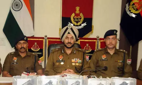 Amritsar पुलिस ने सीमा पार से हथियार तस्करी करने वाले मॉड्यूल का भंडाफोड़ किया, 5 पिस्तौलें जब्त Amritsar पुलिस ने सीमा पार से हथियार तस्करी करने वाले मॉड्यूल का भंडाफोड़ किया, 5 पिस्तौलें जब्त
