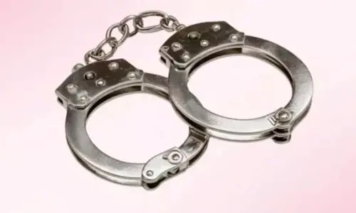 Hyderabad पुलिस ने तीन दुकानों पर छापा मारकर 2,000 नकली बेयरिंग जब्त किए Hyderabad पुलिस ने तीन दुकानों पर छापा मारकर 2,000 नकली बेयरिंग जब्त किए