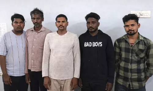 रेस्ट हाउस के पास जुआ फंड चल रहा था, 5 गिरफ्तार रेस्ट हाउस के पास जुआ फंड चल रहा था, 5 गिरफ्तार