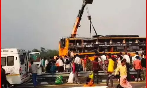 डबल डेकर बस पलटी: 5 लोगों की मौत 16 घायल, मौके पर अफरातफरी मच गई डबल डेकर बस पलटी: 5 लोगों की मौत 16 घायल, मौके पर अफरातफरी मच गई