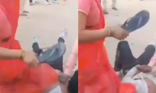 UP के अलीगढ़ में छेड़छाड़ करने वाले शख्स पर महिला ने चप्पलों की बारिश कर दी