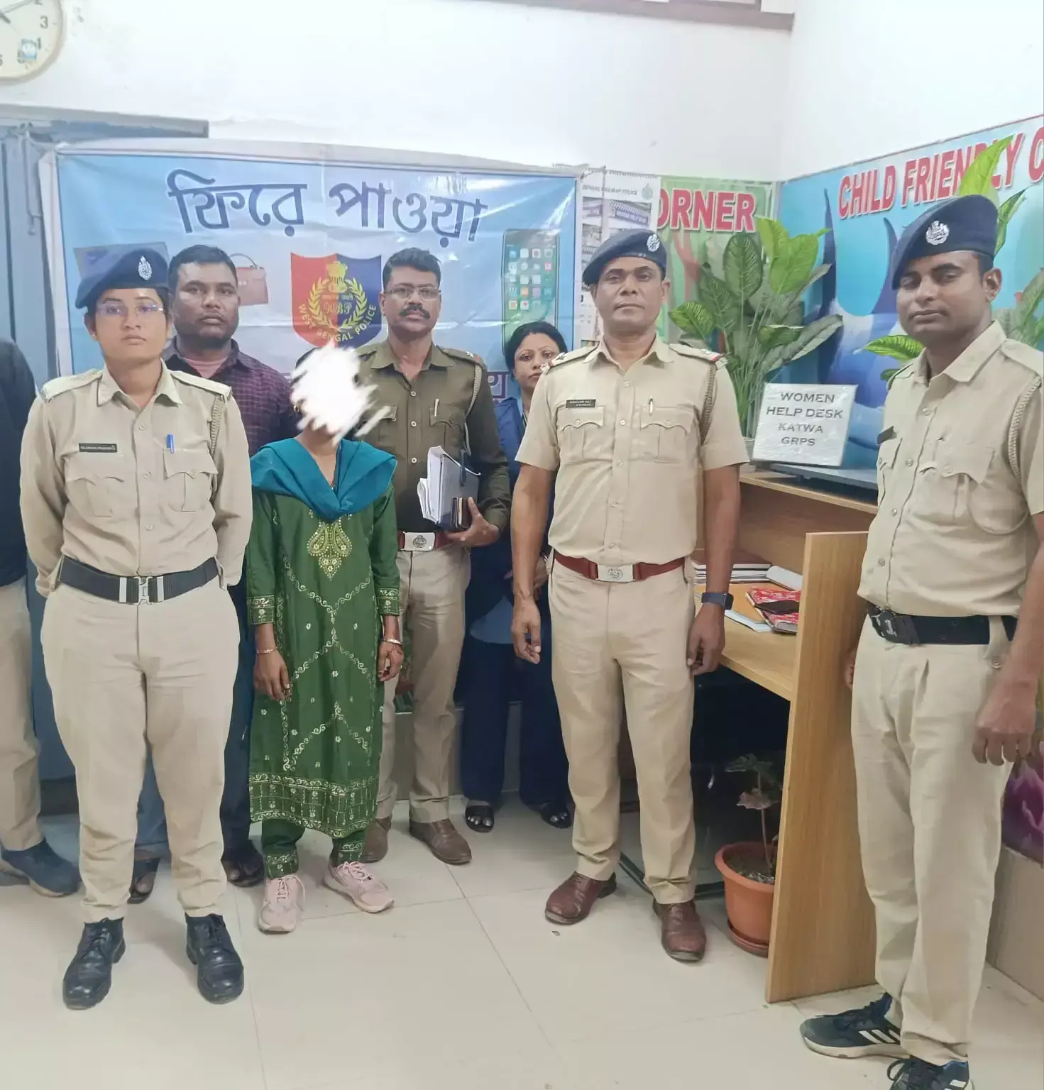 Katwa: मुर्शिदाबाद की नाबालिग को जीआरपी ने सुरक्षित परिजनों को सौंपा Katwa: मुर्शिदाबाद की नाबालिग को जीआरपी ने सुरक्षित परिजनों को सौंपा