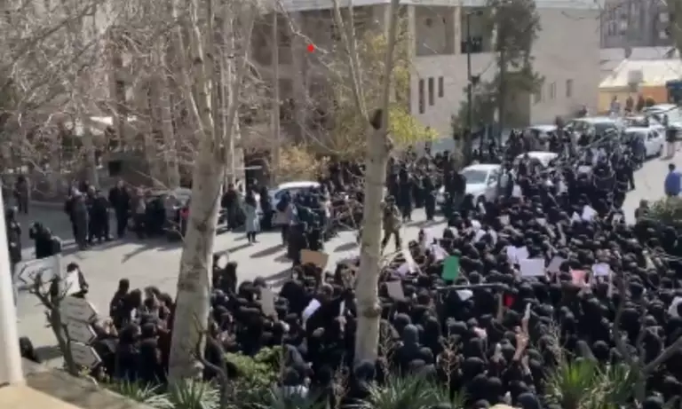 Iran में स्थिति तनावपूर्ण, भारत ने नागरिकों को देश छोड़ने का निर्देश दिया