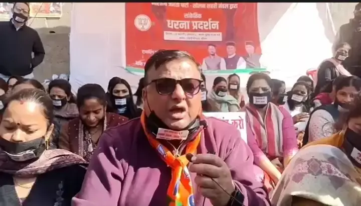 Solan: सड़क की दयनीय स्थिति से जनता परेशान, भाजपा ने उठाई आवाज Solan: सड़क की दयनीय स्थिति से जनता परेशान, भाजपा ने उठाई आवाज