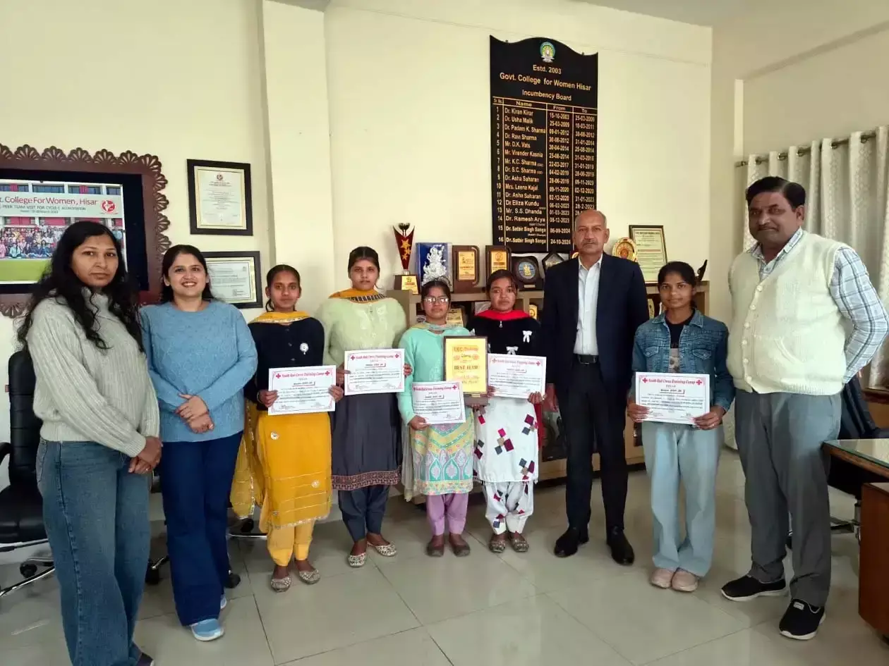 Hisar: उत्कृष्ट प्रदर्शन पर छात्राओं को बेस्ट टीम अवार्ड Hisar: उत्कृष्ट प्रदर्शन पर छात्राओं को बेस्ट टीम अवार्ड