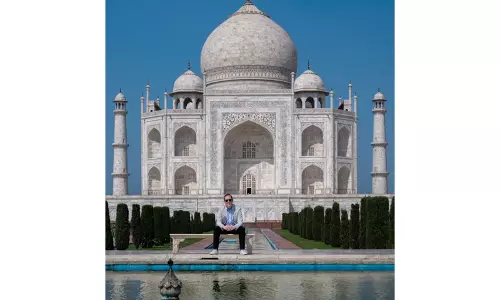 US राजदूत सर्जियो गोर ने आगरा में ताजमहल का दौरा किया US राजदूत सर्जियो गोर ने आगरा में ताजमहल का दौरा किया