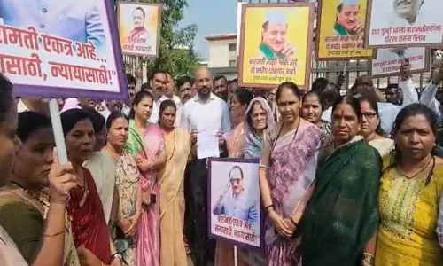 Baramatikar ने अजीत की दुर्घटना की जांच की मांग की, प्रशासनिक भवन को निशाना बनाया Baramatikar ने अजीत की दुर्घटना की जांच की मांग की, प्रशासनिक भवन को निशाना बनाया