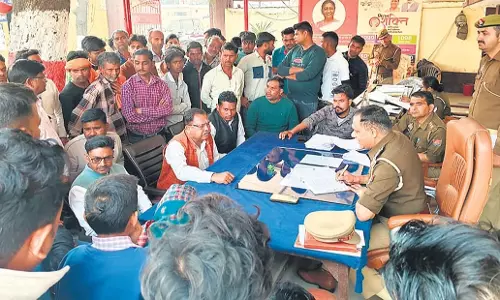 Bareilly: लव जिहाद के दावे पर थाने के बाहर भीड़