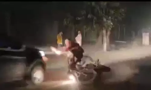 UP के इटावा में सड़क पर काम के बाद छोड़ी गई बजरी पर फिसलने से कार ने बाइक सवार को टक्कर मार दी UP के इटावा में सड़क पर काम के बाद छोड़ी गई बजरी पर फिसलने से कार ने बाइक सवार को टक्कर मार दी