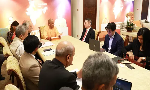सिंगापुर दौरे के दौरान CM योगी ने जीआईसी के सीईओ और टैमसेक के चेयरमैन से मुलाकात की सिंगापुर दौरे के दौरान CM योगी ने जीआईसी के सीईओ और टैमसेक के चेयरमैन से मुलाकात की