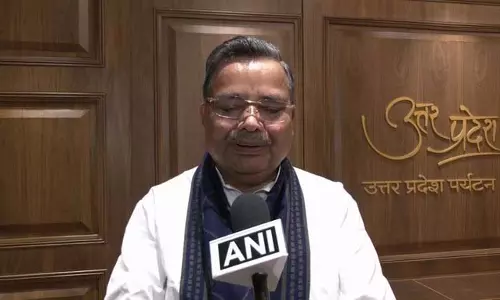Lucknow-पूर्वांचल एक्सप्रेसवे हादसा: डबल डेकर बस पलटने से 5 की मौत, जांच के आदेश Lucknow-पूर्वांचल एक्सप्रेसवे हादसा: डबल डेकर बस पलटने से 5 की मौत, जांच के आदेश