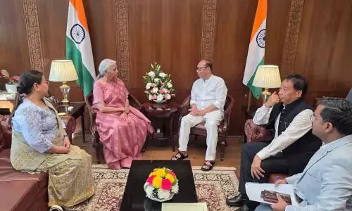 मणिपुर के CM खेमचंद ने केंद्रीय वित्त मंत्री सीतारमण से की पहली बैठक मणिपुर के CM खेमचंद ने केंद्रीय वित्त मंत्री सीतारमण से की पहली बैठक
