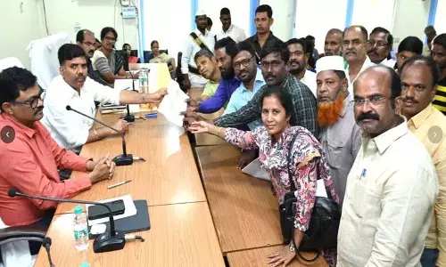 सभी डेस्क journalists को मान्यता कार्ड देने के लिए धरना