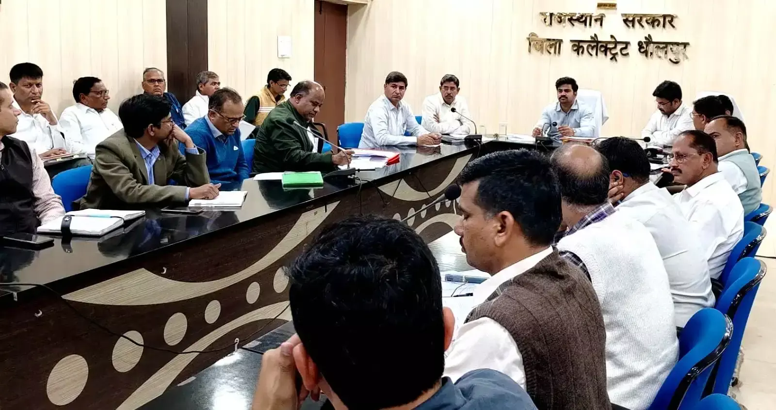 Dholpur: डीएम ने दिए विद्युत कनेक्शन तेज करने के आदेश