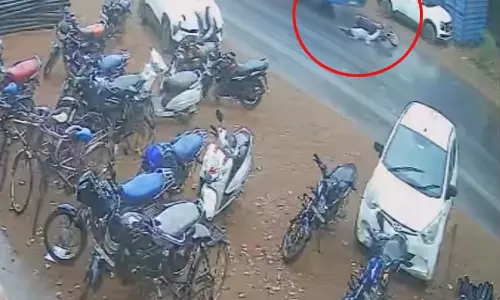 तेज रफ्तार बस की चपेट में आने से पुलिस कांस्टेबल मौत, देखें LIVE VIDEO...