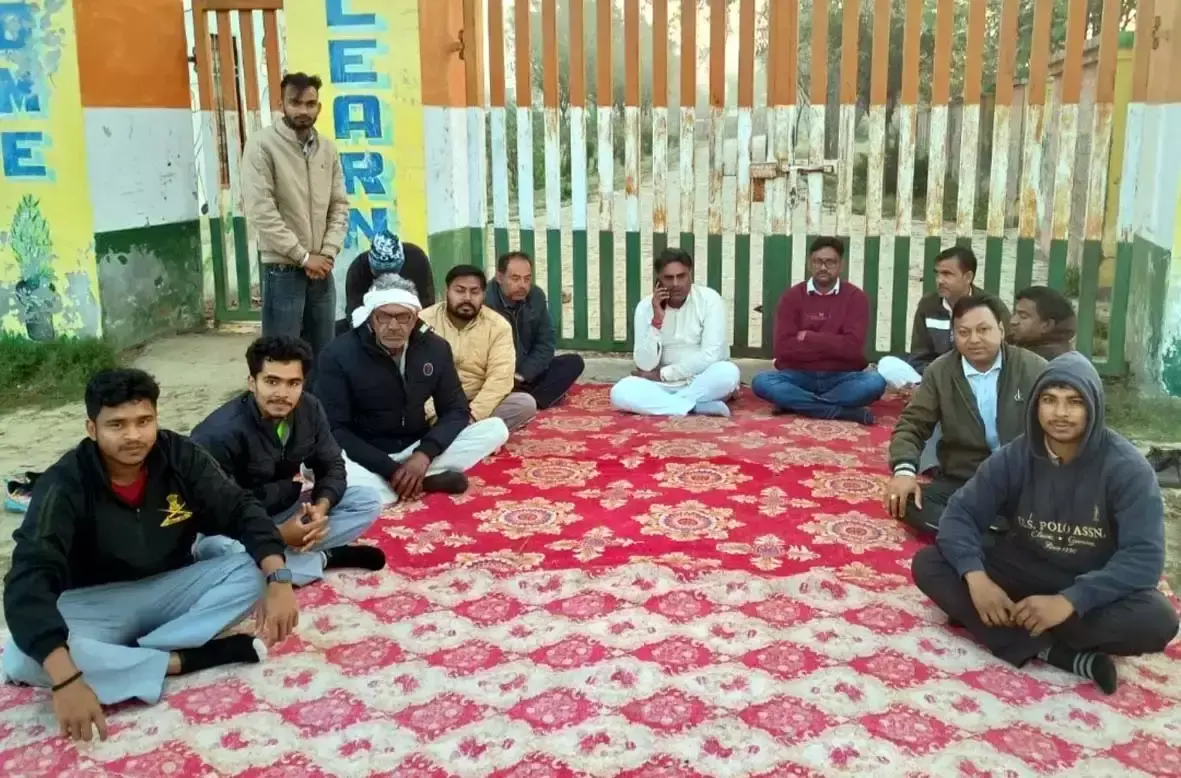 Hisar: ग्रामीणों ने आरोही स्कूल के गेट पर लगाया ताला Hisar: ग्रामीणों ने आरोही स्कूल के गेट पर लगाया ताला