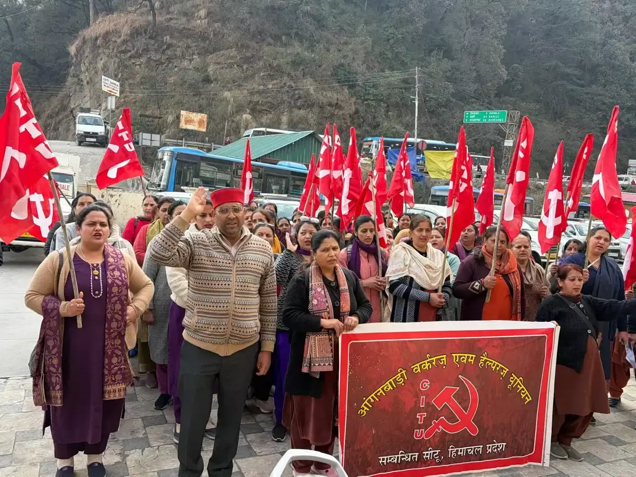Shimla: मांगों को लेकर सड़कों पर उतरीं आंगनबाड़ी कर्मियां