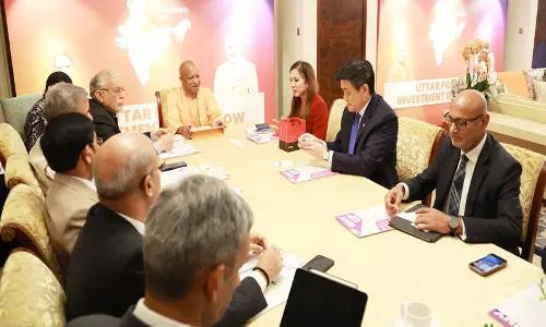 CM योगी ने DBS बैंक के सीईओ से मुलाकात की, वित्तीय और हरित ऊर्जा क्षेत्रों में निवेश पर चर्चा की CM योगी ने DBS बैंक के सीईओ से मुलाकात की, वित्तीय और हरित ऊर्जा क्षेत्रों में निवेश पर चर्चा की